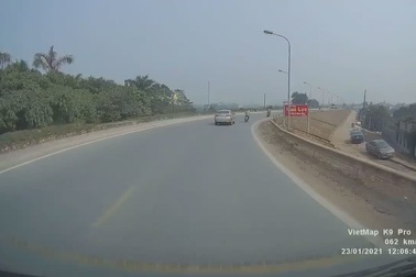 Phẫn nộ ô tô vượt ẩu gây tai nạn rồi bỏ chạy khỏi hiện trường