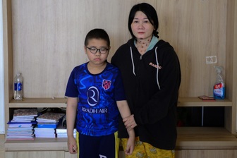 Người mẹ khẩn cầu cứu con trai 10 tuổi mắc ung thư giữa cảnh sắp mất nhà