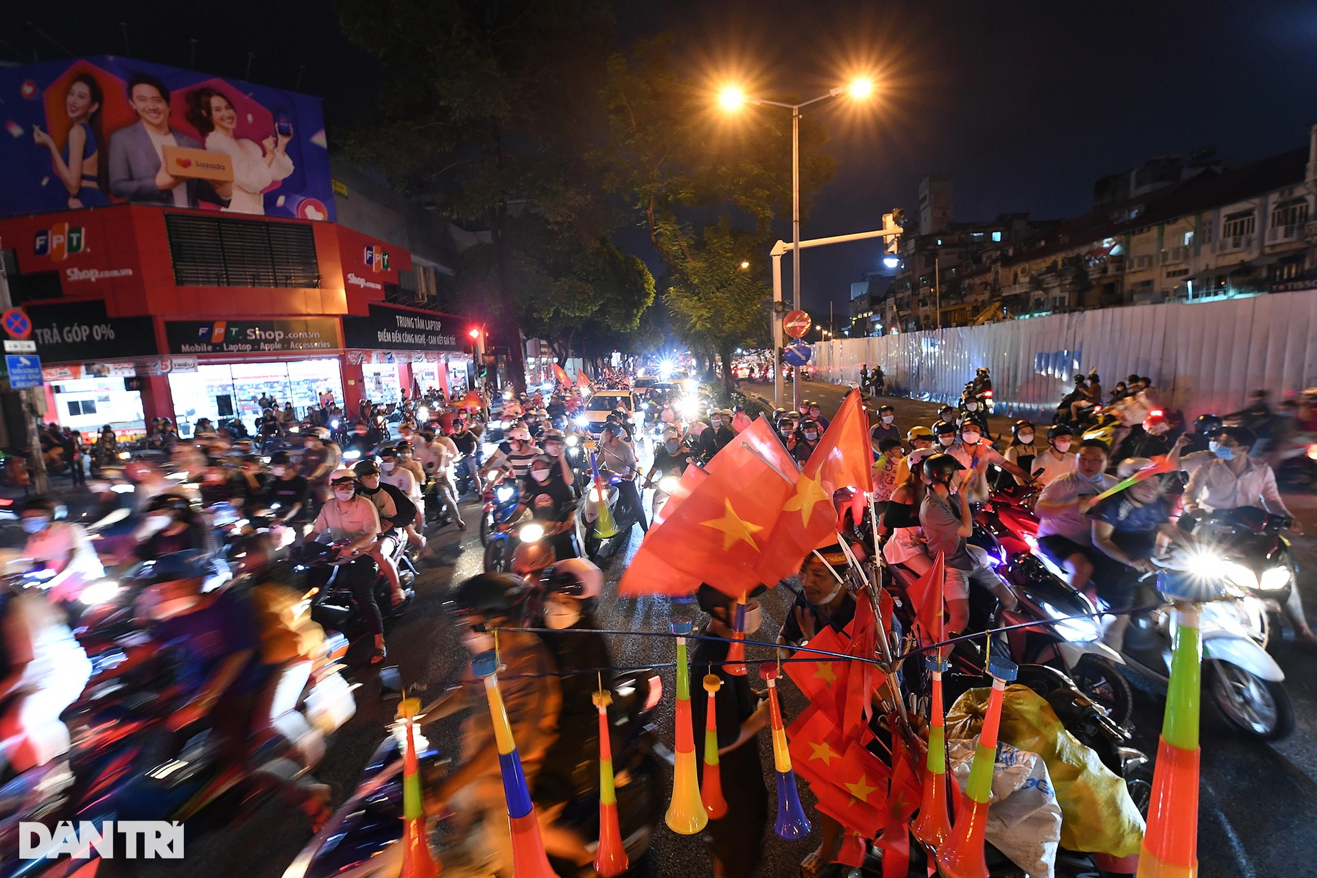 Hàng nghìn cổ động viên TPHCM đổ ra đường mừng U23 Việt Nam vào chung kết - 4 Hàng nghìn cổ động viên TPHCM đổ ra đường mừng U23 Việt Nam vào chung kết - 4