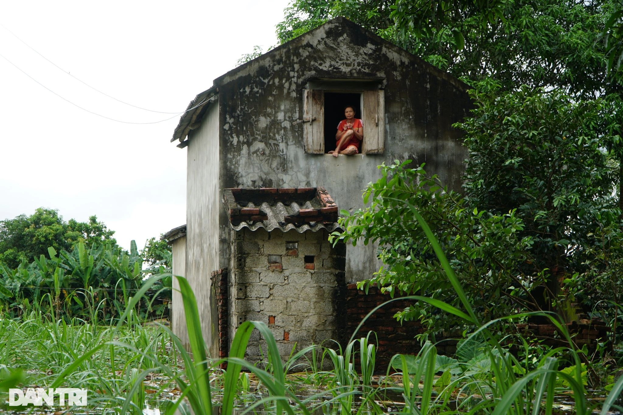 View - Làng cô lập trong nước lũ, dân dùng thuyền di chuyển, chế nhà phao chứa đồ | Báo Dân trí