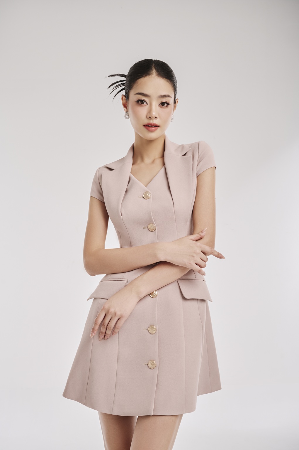 Á hậu Bùi Khánh Linh làm nàng thơ của nhà thiết kế Lê Ngọc Lâm - 2 Á hậu Bùi Khánh Linh làm nàng thơ của nhà thiết kế Lê Ngọc Lâm - 2