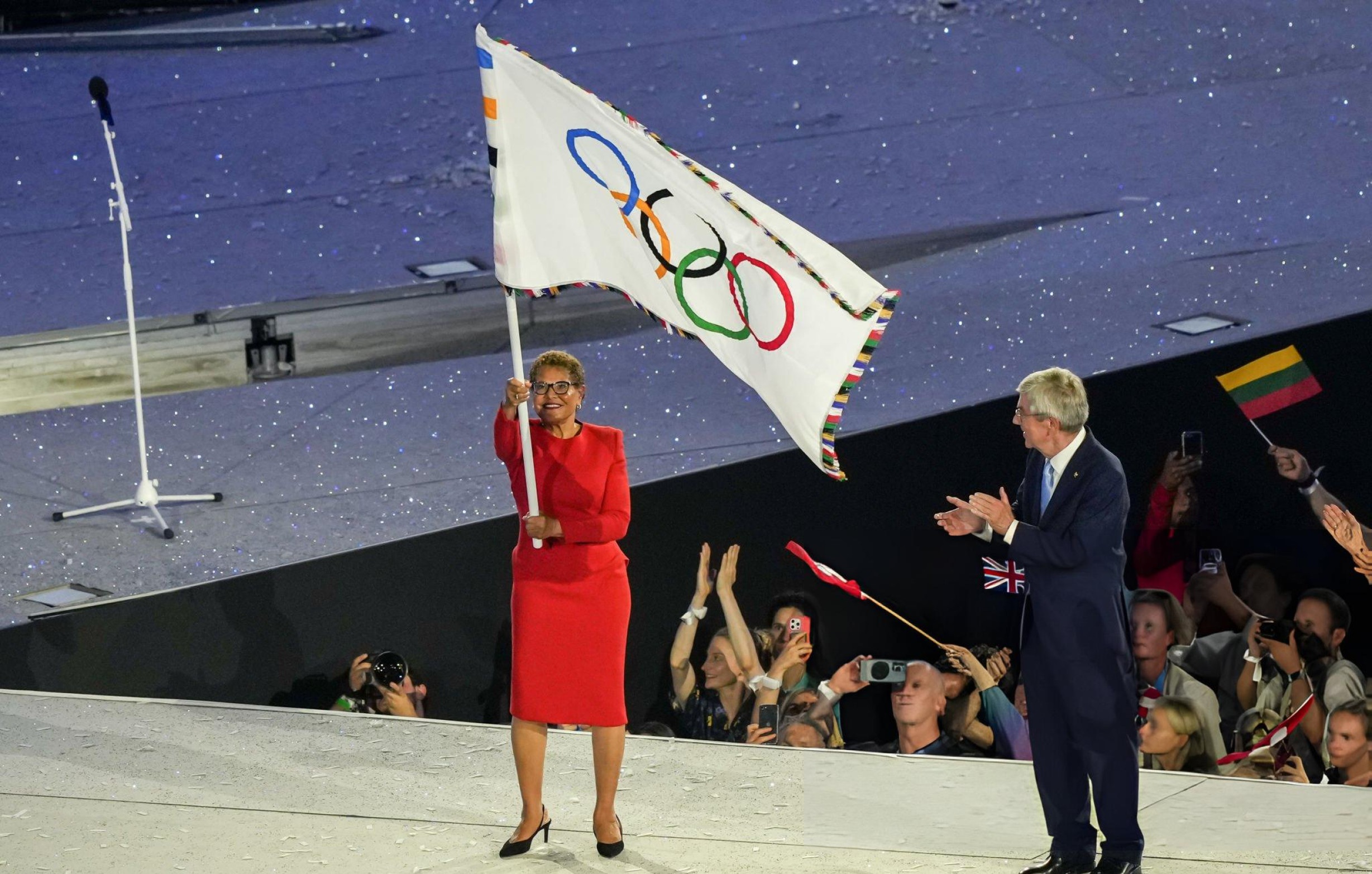 Thị trưởng Los Angeles, Karen Bass vẫy lá cờ Olympic. Los Angeles (Mỹ) sẽ là chủ nhà tiếp theo của Olympic mùa hè 2028.