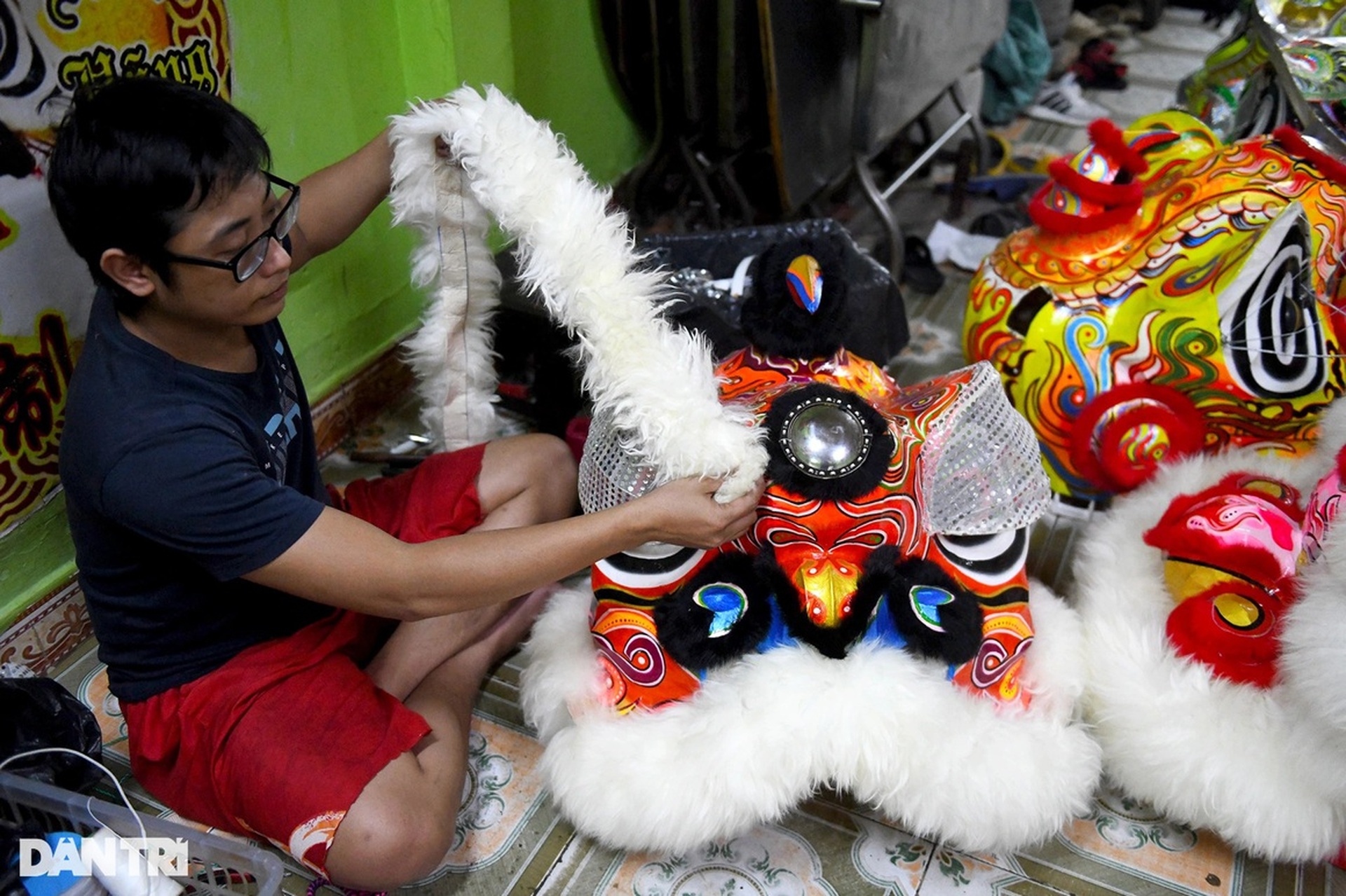 Xưởng đầu lân ở TPHCM tất bật sản xuất dịp Tết, thu trăm triệu mỗi tháng - 6 Xưởng đầu lân ở TPHCM tất bật sản xuất dịp Tết, thu trăm triệu mỗi tháng - 6