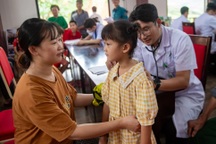 Tư vấn sức khoẻ, góp phần giúp người dân Làng Nủ ổn định cuộc sống