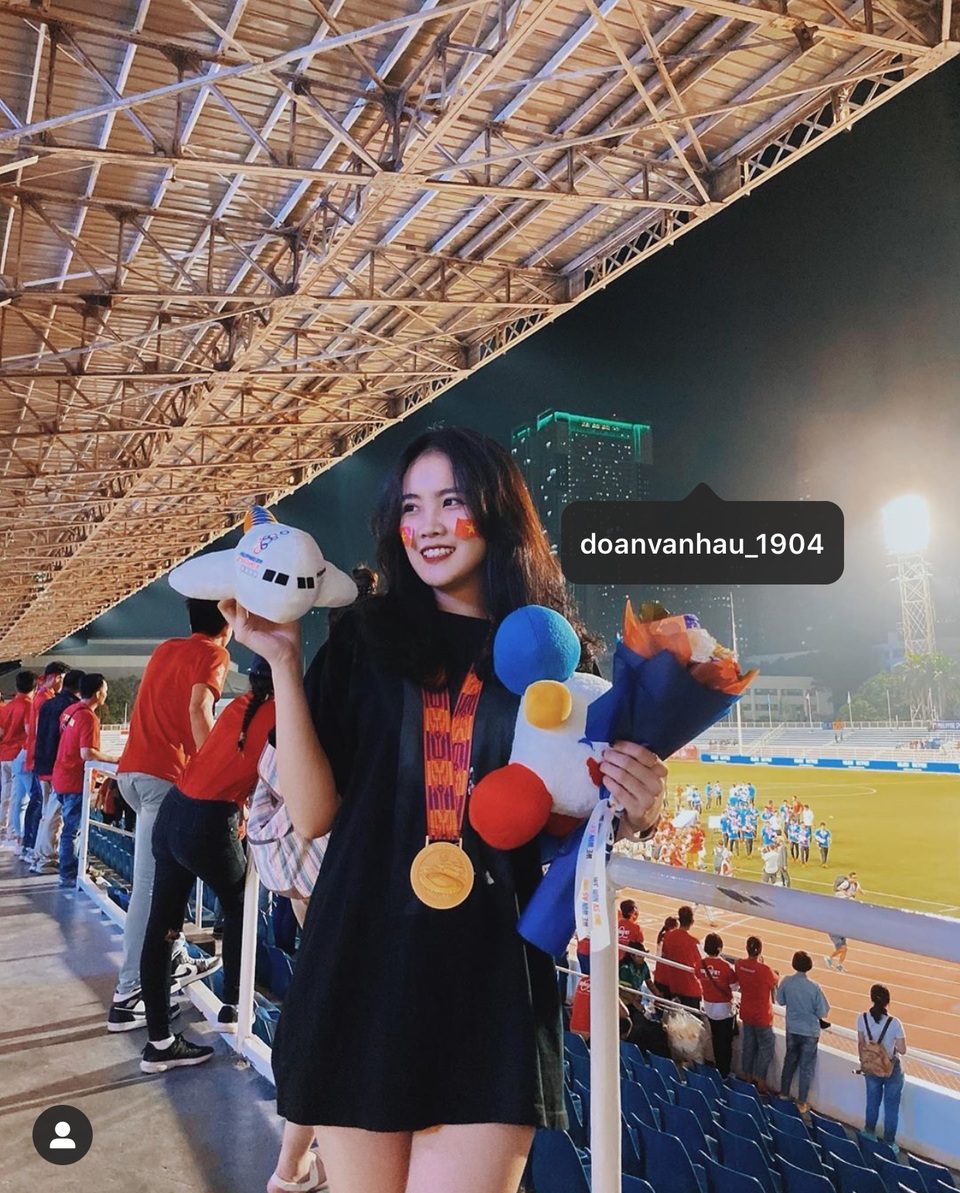 Bạn gái e ấp dựa vai Đoàn Văn Hậu, cùng ăn mừng chiến thắng trước khi xa nhau - 3 Bạn gái e ấp dựa vai Đoàn Văn Hậu, cùng ăn mừng chiến thắng trước khi xa nhau - 3