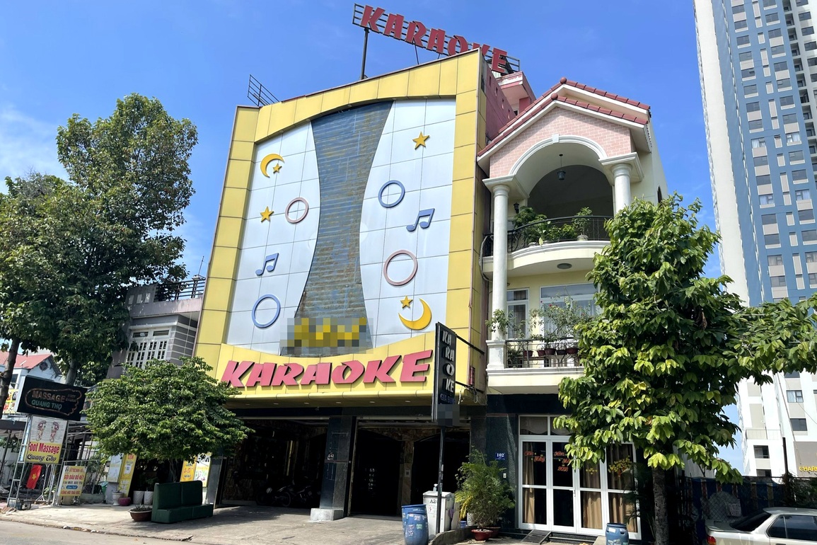 Thực hư vụ thiếu nữ nhảy lầu vì bị ép tiếp khách trong quán karaoke - 1 Thực hư vụ thiếu nữ nhảy lầu vì bị ép tiếp khách trong quán karaoke - 1