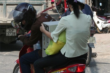 Dây cáp các loại “rình” người trên đường Hoàng Hoa Thám