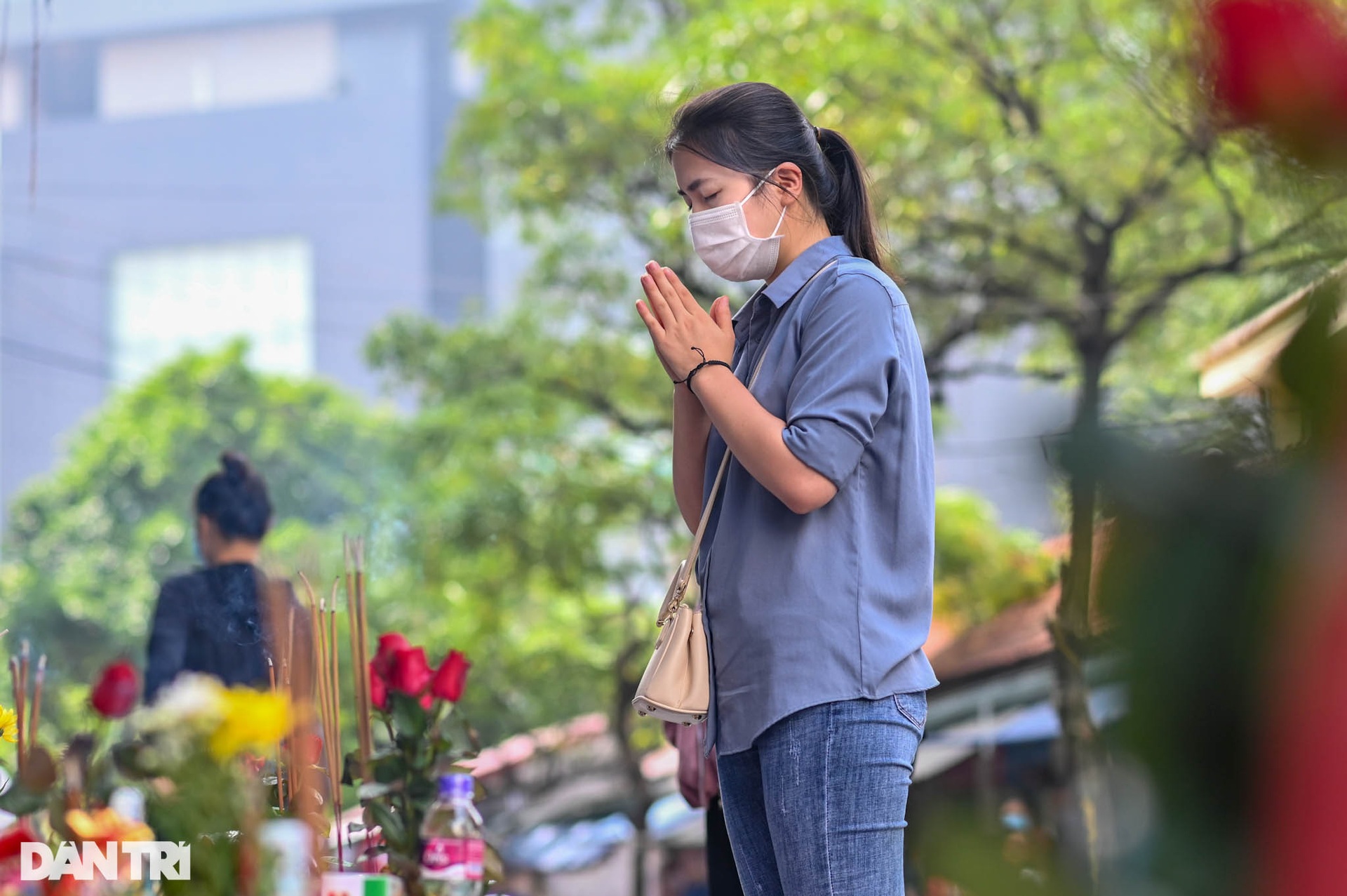 Giới trẻ đổ xô về chùa Hà vái vọng cầu duyên trong ngày 20/10 - 11