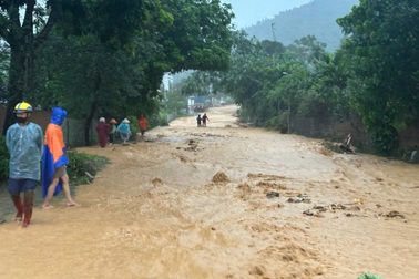 Thanh niên bị lũ cuốn trôi hơn 100m được công an cứu sống giữa đêm