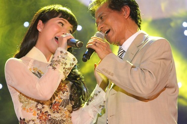 Ngoài 70 tuổi, Chế Linh vẫn sung sức