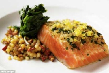 Ăn ức gà hoặc lườn cá hồi mỗi ngày có thể giảm nguy cơ đột quỵ