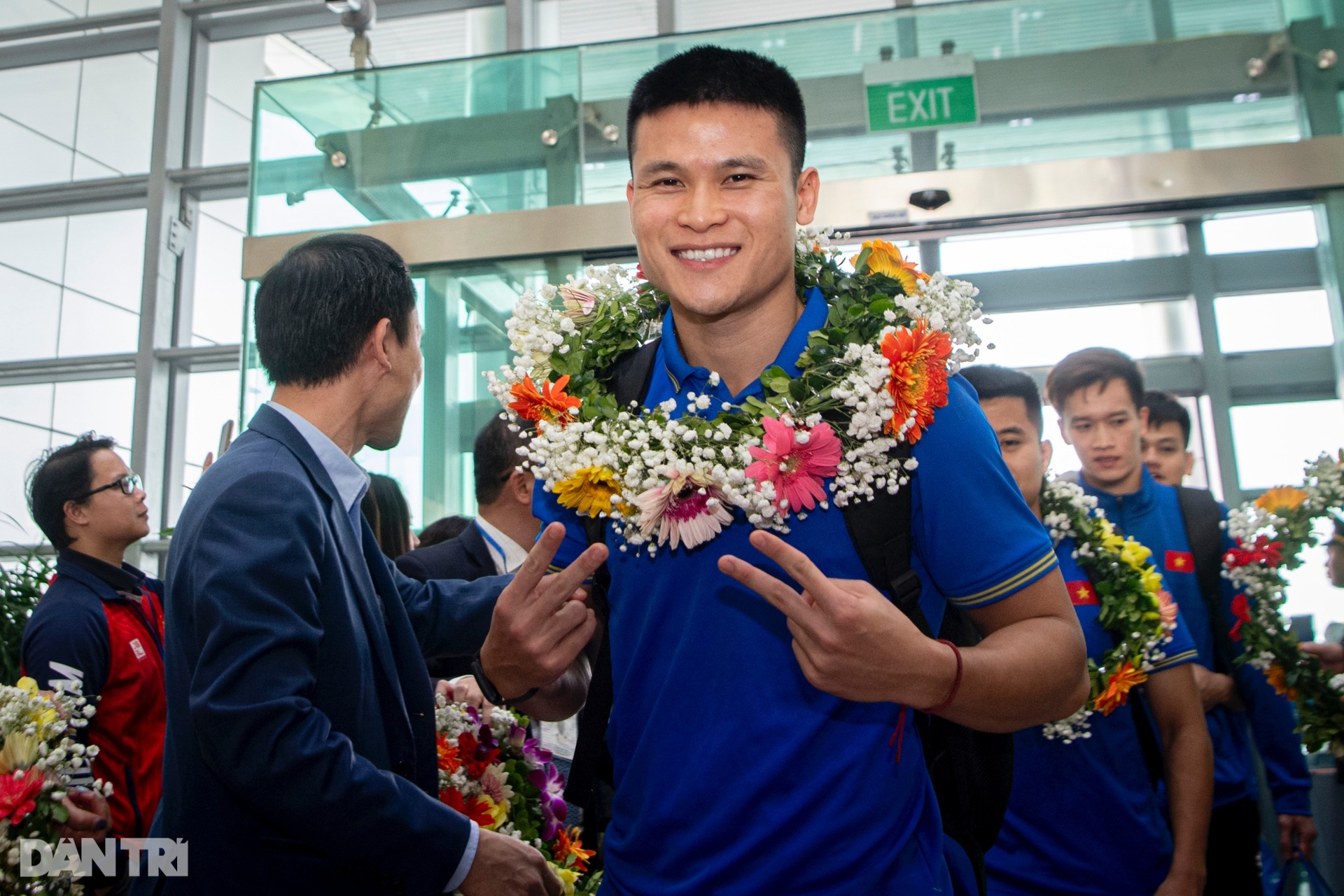 Tuyển Việt Nam rước cúp vô địch về nước, mong được đi bão cùng CĐV - 9 Tuyển Việt Nam rước cúp vô địch về nước, mong được đi bão cùng CĐV - 9