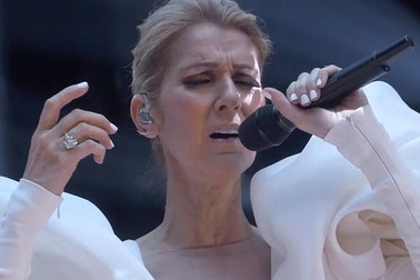 Celine Dion đeo nữ trang 3 triệu đô la lên sân khấu