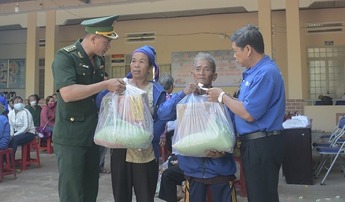 Tổ chức trao quà cho các Bí thư chi bộ, trưởng thôn, ban tự quản các thôn