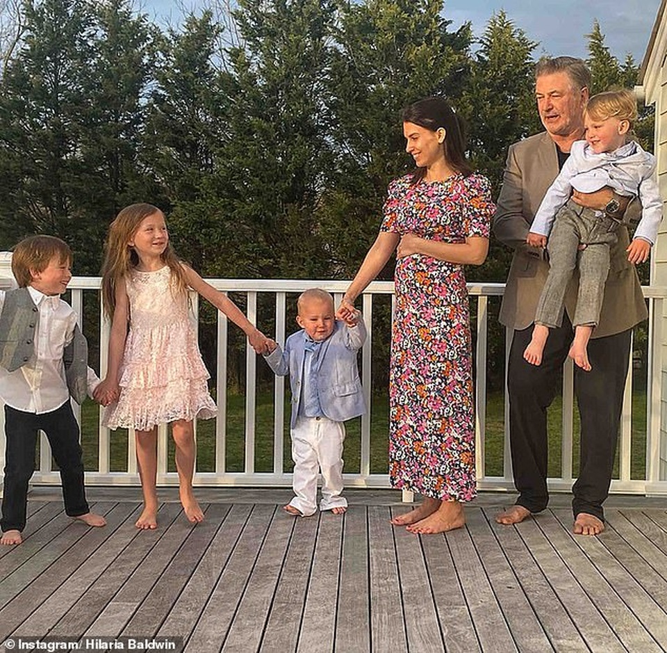 Hilaria Baldwin mang thai 5 tháng vẫn tập thể dục chăm chỉ - 6 Hilaria Baldwin mang thai 5 tháng vẫn tập thể dục chăm chỉ - 6