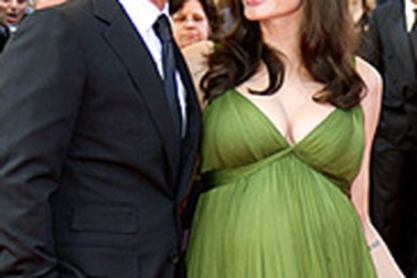 Angelina Jolie đã sinh một trai, một gái