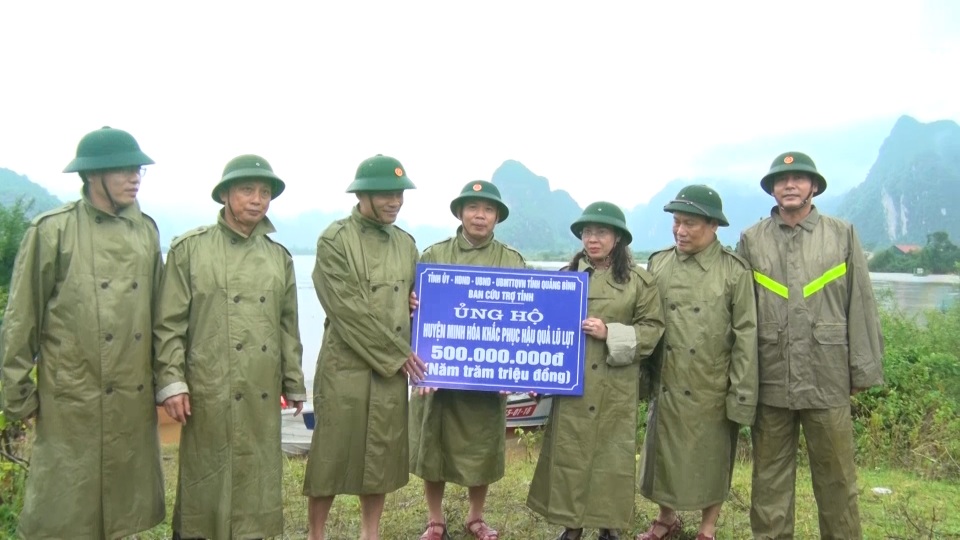 Tiếp cận vùng lũ để tiếp tế cho người dân bị cô lập - 4 Tiếp cận vùng lũ để tiếp tế cho người dân bị cô lập - 4