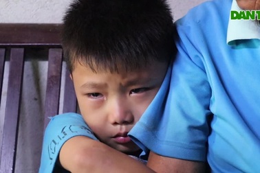 Thương cậu bé bị bỏ rơi, 8 tuổi chưa được đến trường