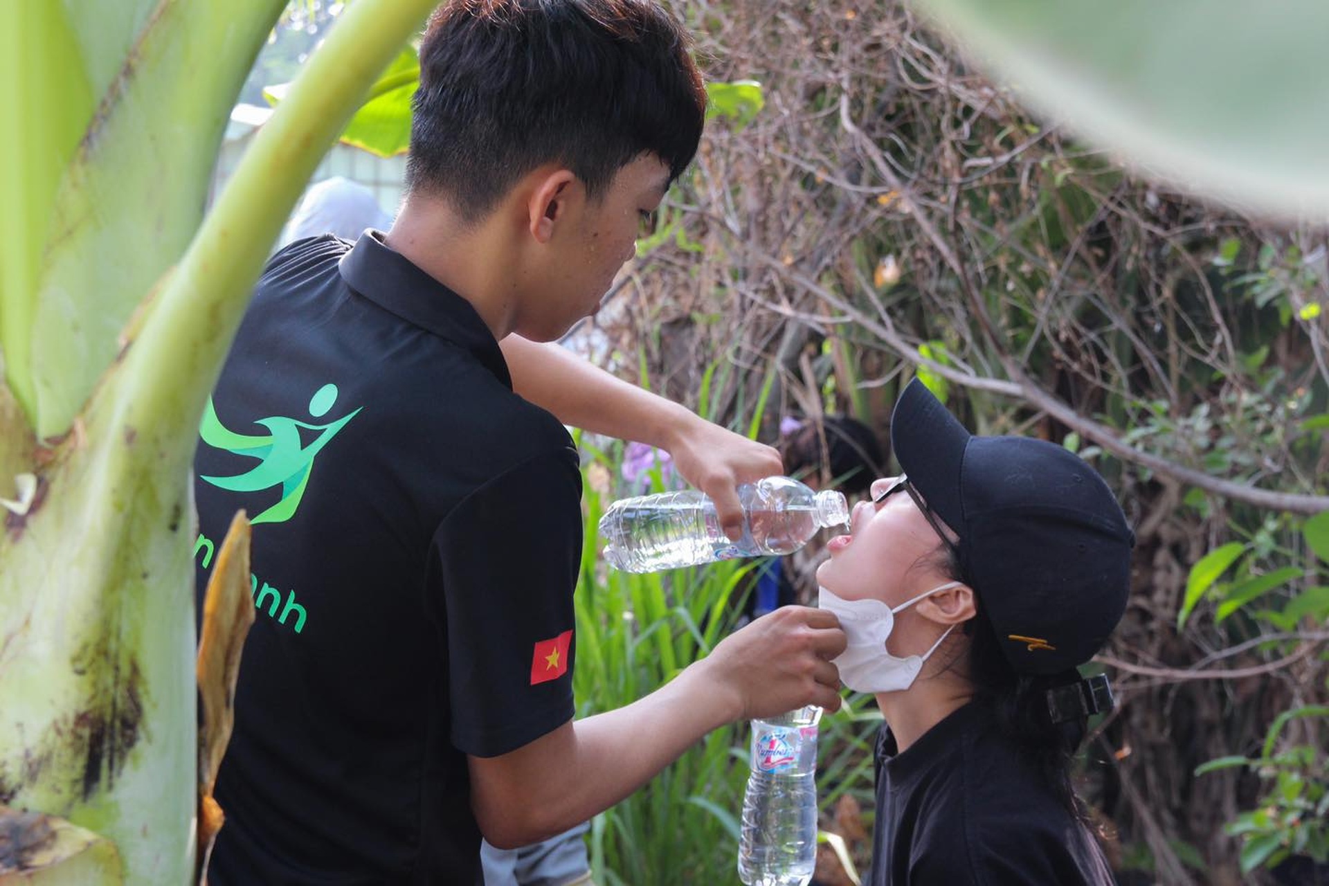 Nhóm bạn trẻ dụ Hoa hậu Thùy Tiên, ca sĩ Nhật Kim Anh... lội cống - 11 Nhóm bạn trẻ dụ Hoa hậu Thùy Tiên, ca sĩ Nhật Kim Anh... lội cống - 11