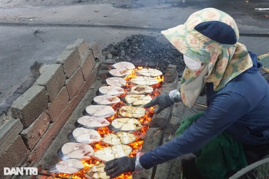 Nhu cầu gấp đôi, thợ toát mồ hôi nướng cá trong giá rét phục vụ khách Tết