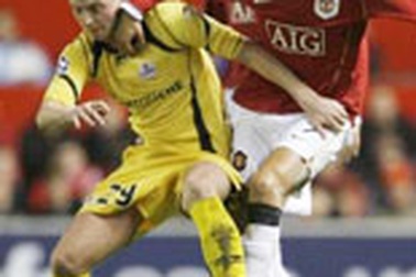 Manchester United bị UEFA phạt tiền