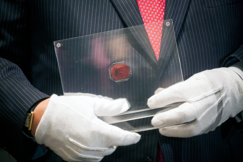 Con tem 345 tỷ đồng: Đắt nhất thế giới nhưng từng bị bán với giá như cho - 3 Con tem 345 tỷ đồng: Đắt nhất thế giới nhưng từng bị bán với giá như cho - 3