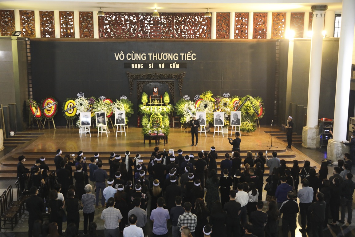 Quang Hà khóc nức nở khi hát chia biệt cha trong tang lễ - 16 Quang Hà khóc nức nở khi hát chia biệt cha trong tang lễ - 16