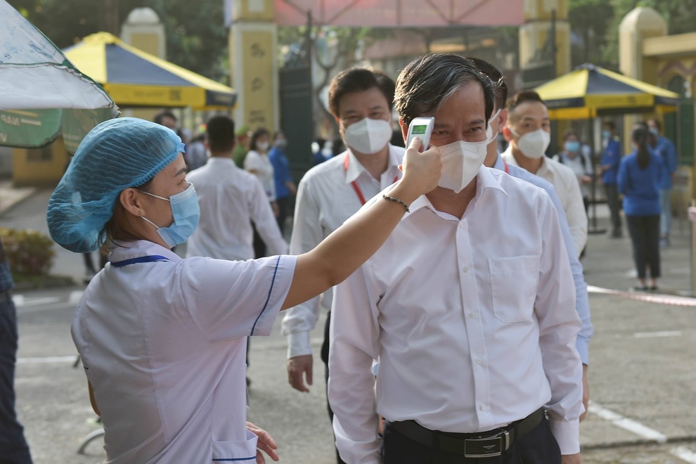 Bộ trưởng Nguyễn Kim Sơn thị sát điểm thi - 2 Bộ trưởng Nguyễn Kim Sơn thị sát điểm thi - 2