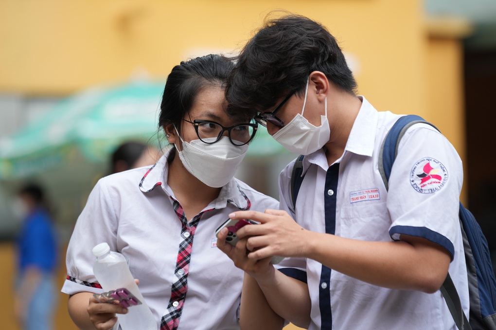 Chiều nay, sĩ tử hồi hộp bước vào thi môn Toán sau sự dễ thở của đề Văn - 2 Chiều nay, sĩ tử hồi hộp bước vào thi môn Toán sau sự dễ thở của đề Văn - 2