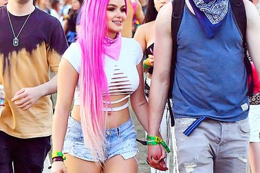 Ngôi sao 19 tuổi ăn vận cực táo bạo