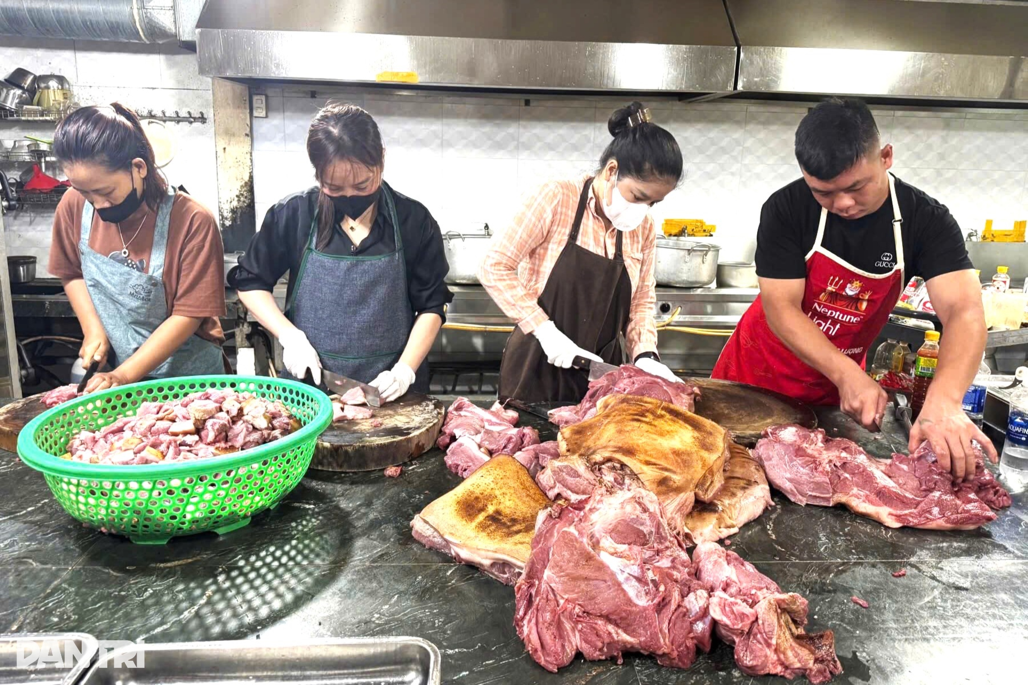 Nhà hàng nấu cơm miễn phí phục vụ bà con, tiếp sức đoàn thiện nguyện - 1 Nhà hàng nấu cơm miễn phí phục vụ bà con, tiếp sức đoàn thiện nguyện - 1