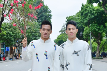 Hình ảnh Đình Trọng làm… “người mẫu” cùng Văn Quyết trước khi sang Hàn Quốc phẫu thuật