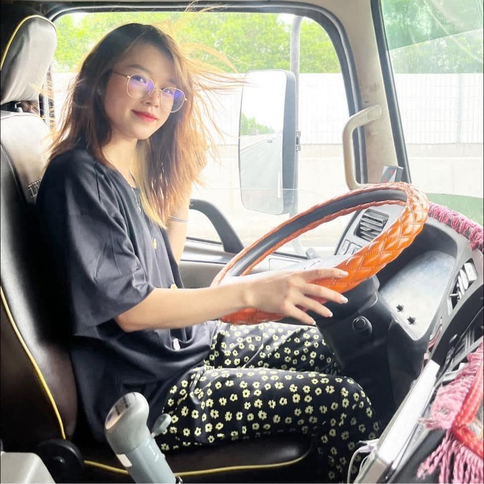 Nữ tài xế xinh đẹp Thái Nguyên gây sốt: Lái xe 30 tấn chinh phục đường đèo - 8 Nữ tài xế xinh đẹp Thái Nguyên gây sốt: Lái xe 30 tấn chinh phục đường đèo - 8