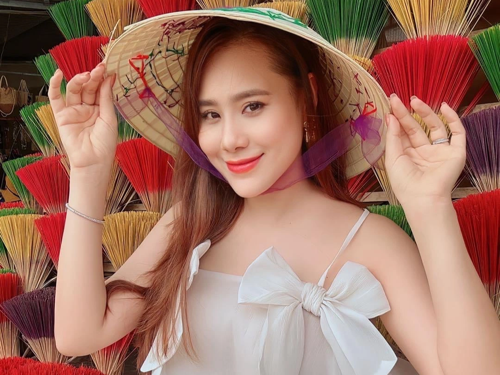 Góc khuất của Hồ Bích Trâm: Gánh nợ hàng trăm triệu đồng, từng muốn tự tử - 1 Góc khuất của Hồ Bích Trâm: Gánh nợ hàng trăm triệu đồng, từng muốn tự tử - 1
