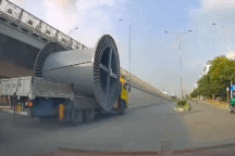 Nổi bật tuần qua: Xe tải suýt làm rơi hàng nặng đè trúng người đi đường