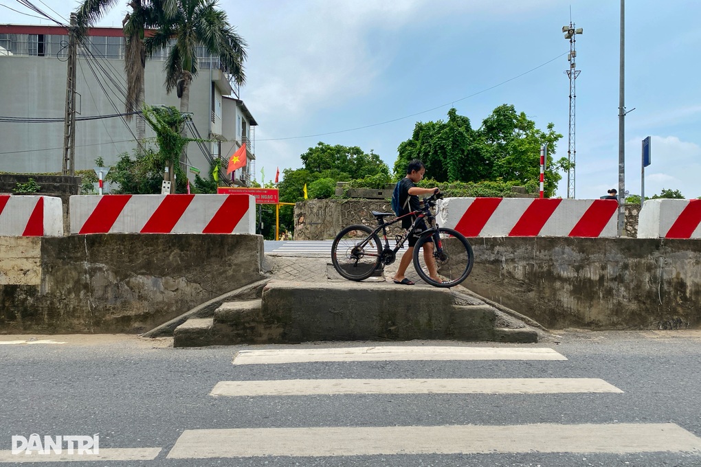 Hà Nội: Phường Đông Ngạc ra tay xử lý cầu thang bộ mọc giữa đường - 2 Hà Nội: Phường Đông Ngạc ra tay xử lý cầu thang bộ mọc giữa đường - 2