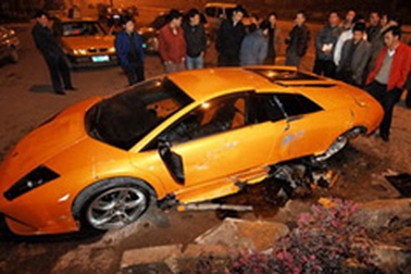 “Bò” Lamborghini Murcielago gặp nạn