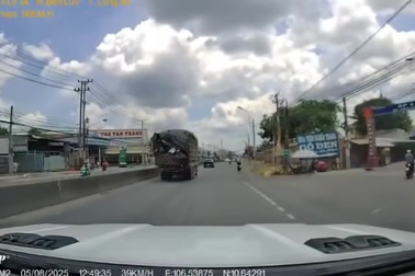 Xe tải làm rơi thanh gỗ trúng ô tô đi sau hết sức nguy hiểm