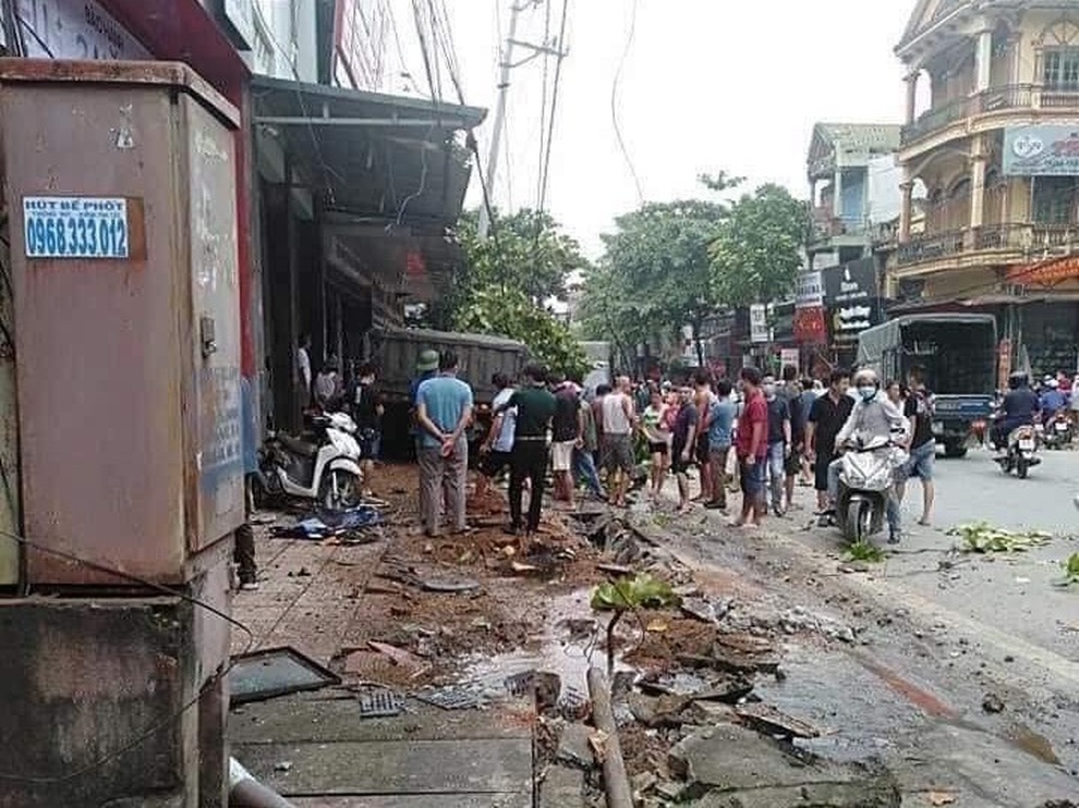 Tài xế cán nát một tỷ đồng, nghi do tránh 2 người qua đường đột ngột - 2