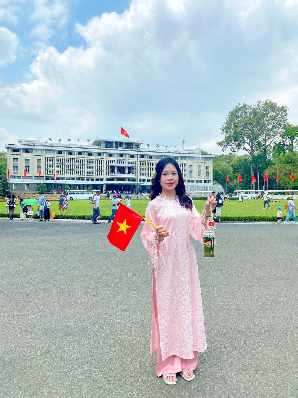 Cà phê ống tre gắn cờ đỏ sao vàng gây sốt, khách xếp hàng cả tiếng chờ mua - 5 Cà phê ống tre gắn cờ đỏ sao vàng gây sốt, khách xếp hàng cả tiếng chờ mua - 5