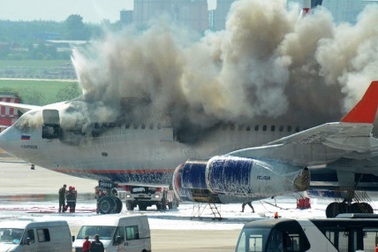Máy bay Nga bỗng dưng bốc cháy tại sân bay Mátxcơva
