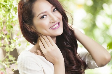 Ca sĩ Bảo Anh vẽ tranh bằng tóc