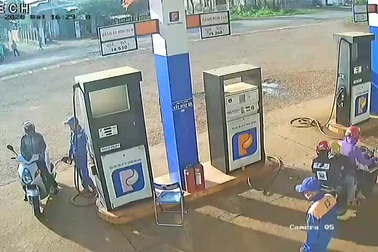 Nguời đàn ông cố tình nhặt tiền rồi rời đi