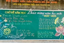 Bác bảo vệ nhà trường viết chữ đẹp "hút hồn" trên bảng tin ngày khai giảng