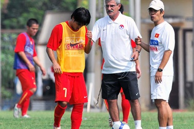 Ông Calisto lo ngại kinh nghiệm thi đấu của đội tuyển U23