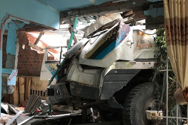 Xe tải tông sập 2 nhà dân, 2 người nhập viện