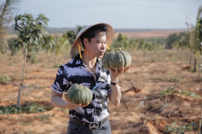 Danh ca Ngọc Sơn thích thú thu hoạch cây trái