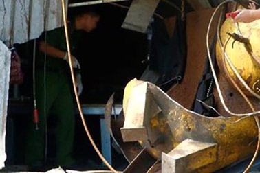 Thực hư thông tin nam công nhân tử vong vì bị bạn xịt vòi hơi vào người