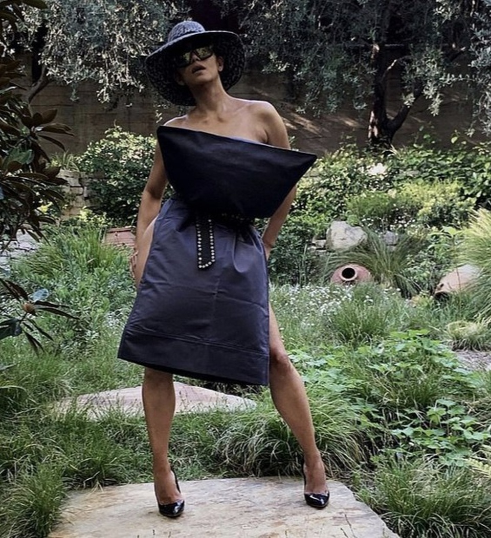 Halle Berry theo trào lưu biến gối thành váy - 1 Halle Berry theo trào lưu biến gối thành váy - 1
