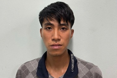 Hai đối tượng dùng dao đâm người đi đường vì nghĩ bị “đá đèn”